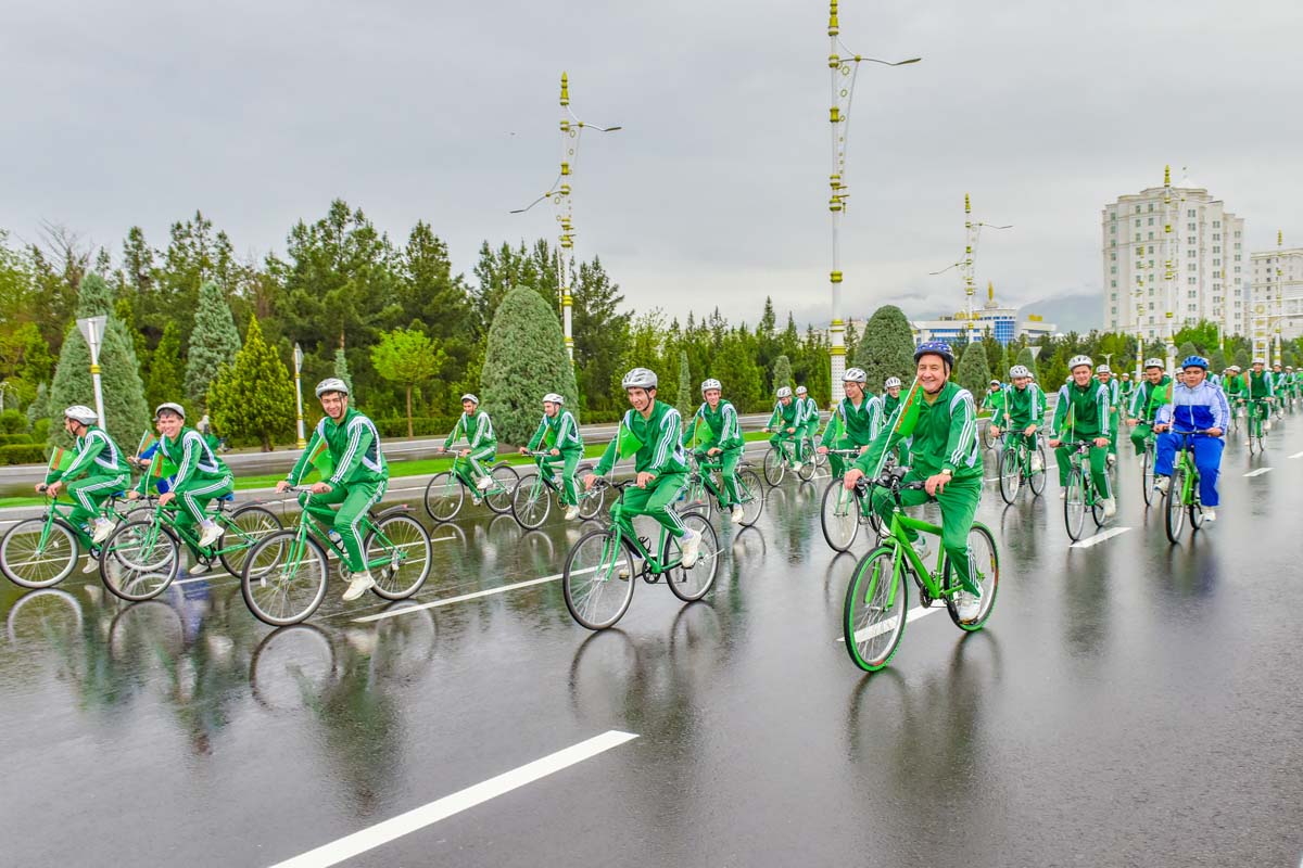 Президент Сердар Бердымухамедов принял участие в массовом велопробеге